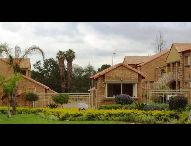 2 BEDROOM TOWNHOUSE FOR SALE IN DIE HOEWES
